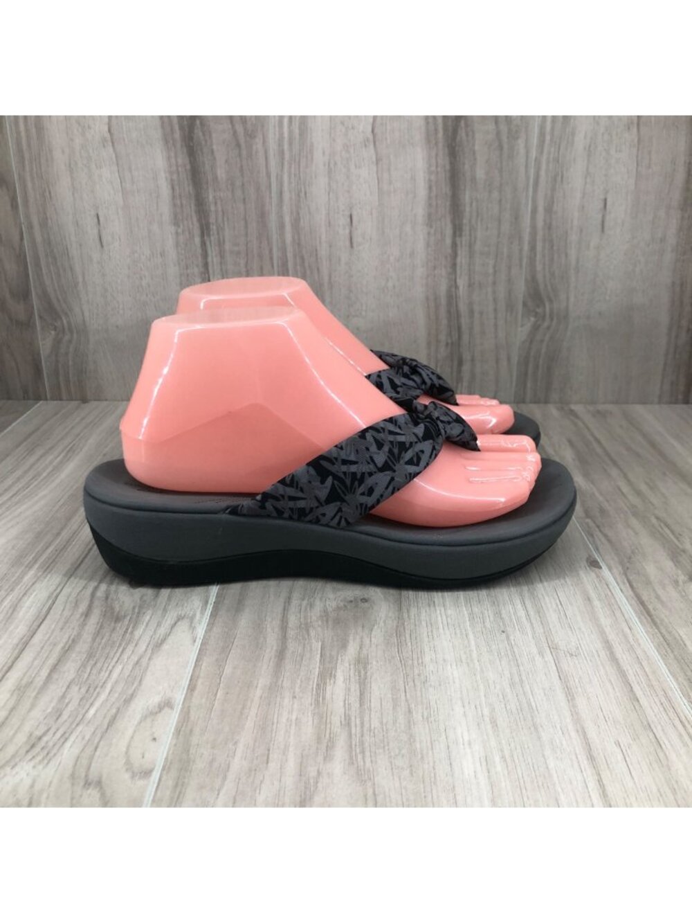 Clarks Flip Flops Womens 8 Gray Slip On Thong Sandals